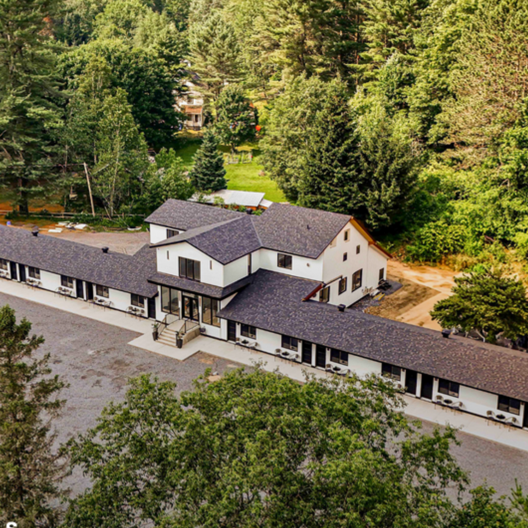 Transformation du Motel du Lac Simon à Duhamel